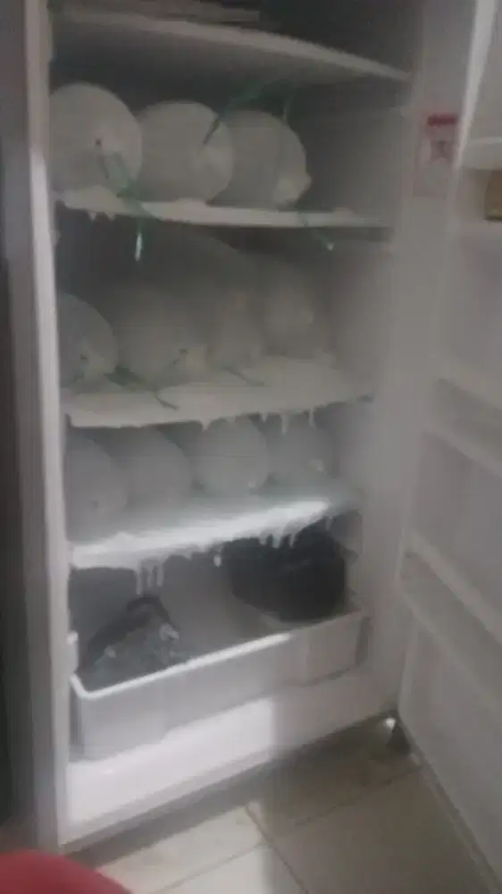 Freezer merk aqua 4 rak susun