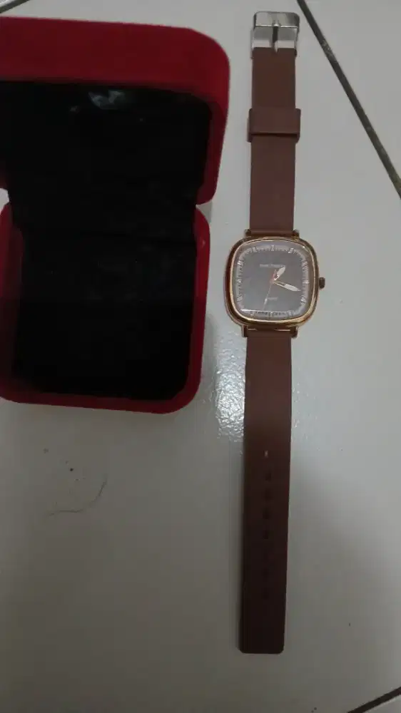 Jam tangan merk hus p