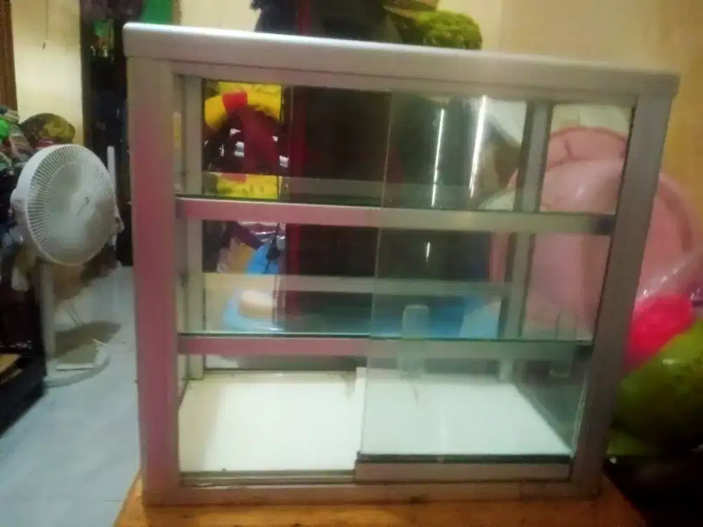 Dijual etalase 3 susun kaca