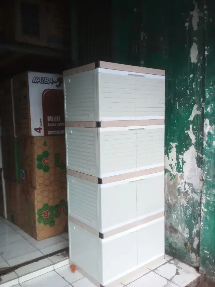 Lemari plastik polos