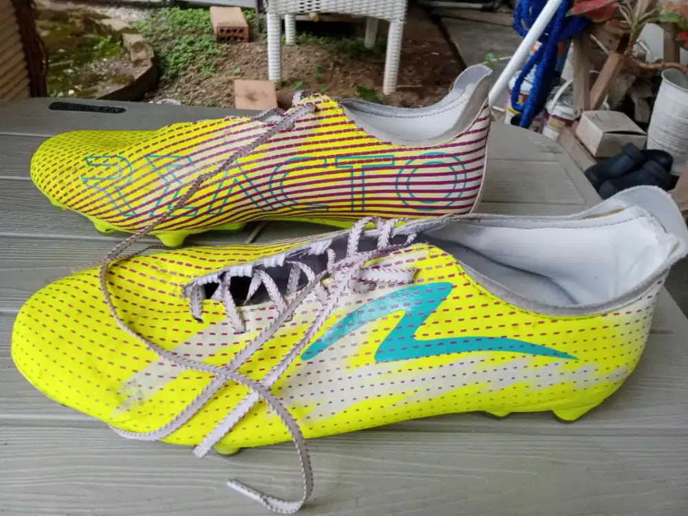 Sepatu bola specs size 44