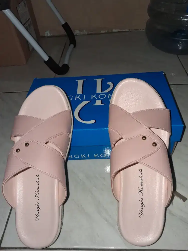 JUAL SANDAL WANITA KONDISI BARU