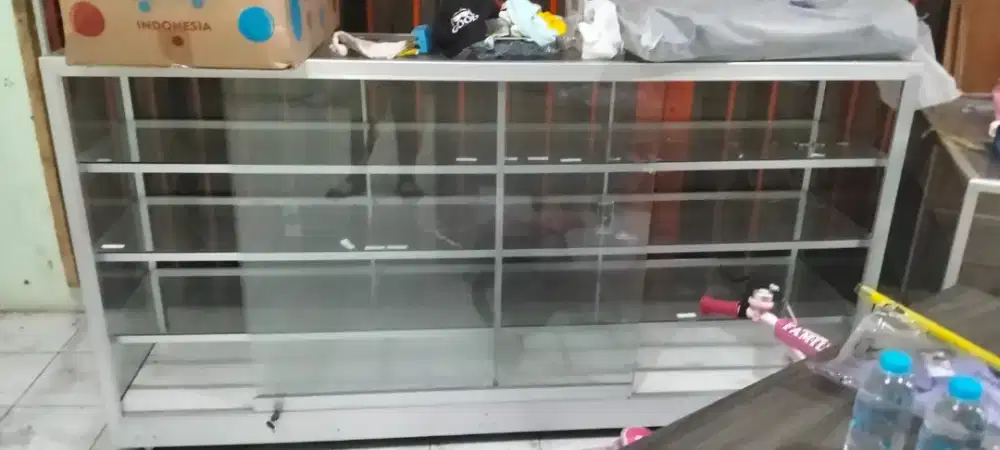 Etalase bekas like new ukuran2m