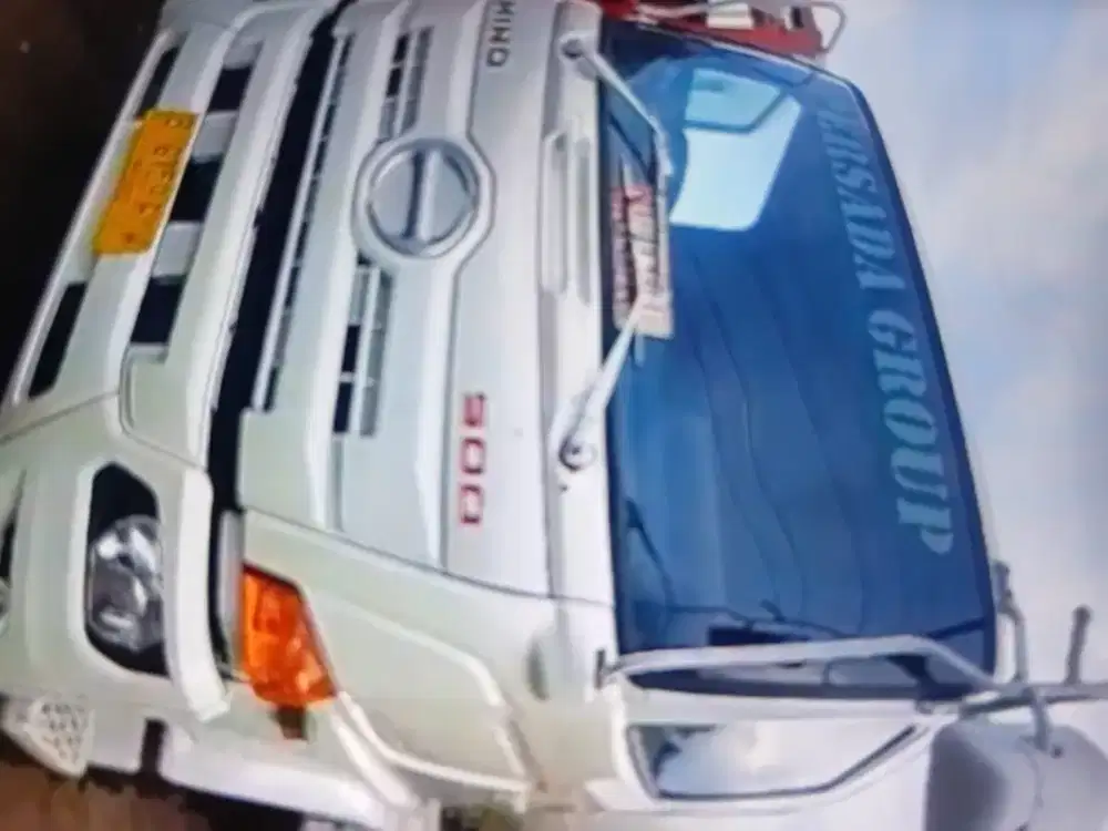 Truck crane Hino lohan tahun 2017