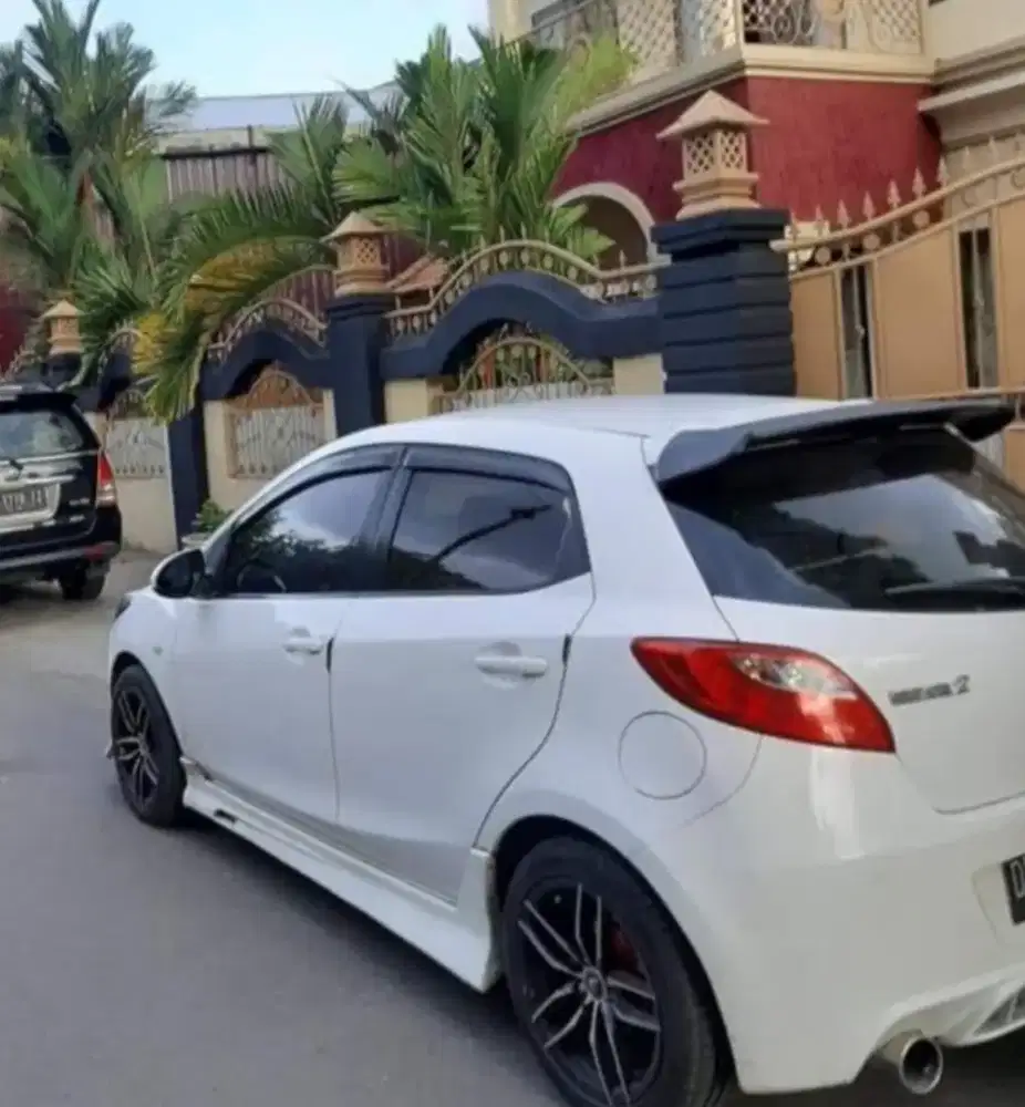 Mobil mazda 2 . Putih