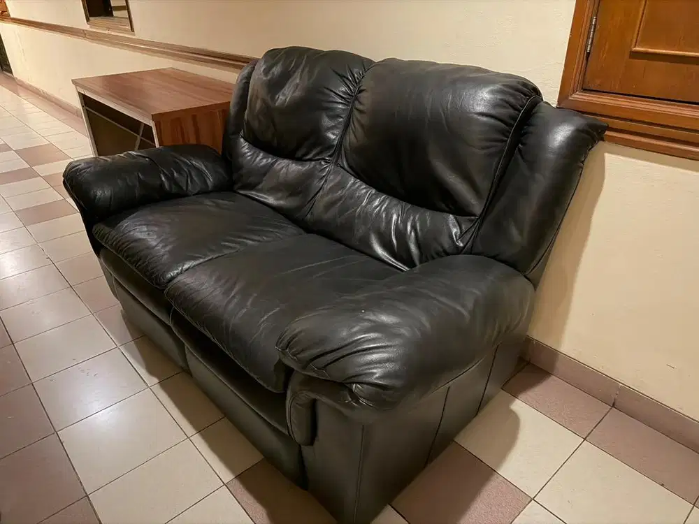 Leather sofa dua dudukan warna hitam