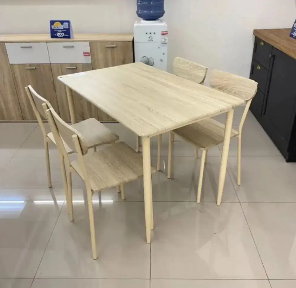 Meja Makan Set 4 Kursi