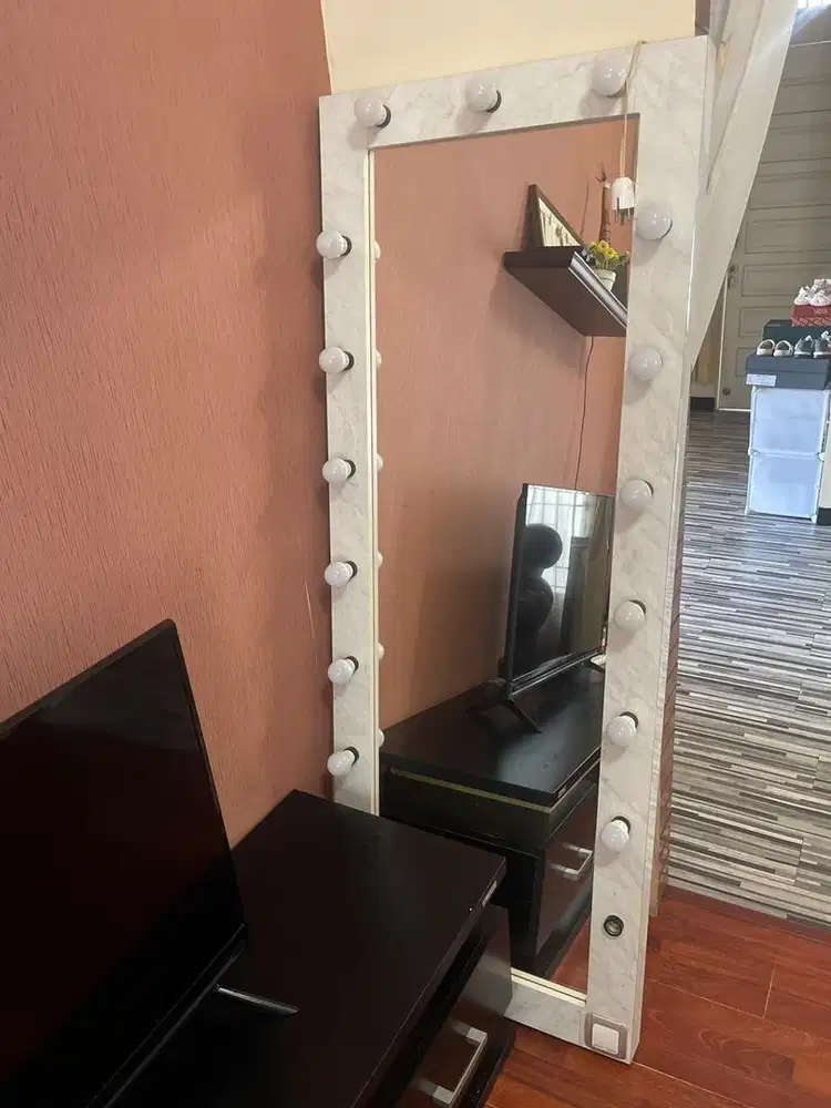 Cermin lampu aestetic/ cermin