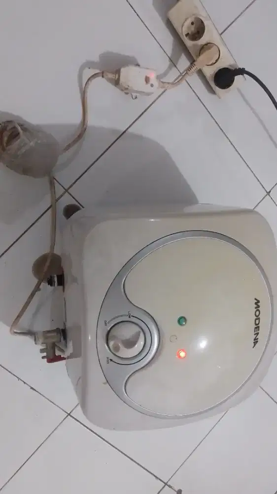 Dijual Cepat Water Heater 10 Liter Modena ES 10 B, Bekas Kondisi Bagus