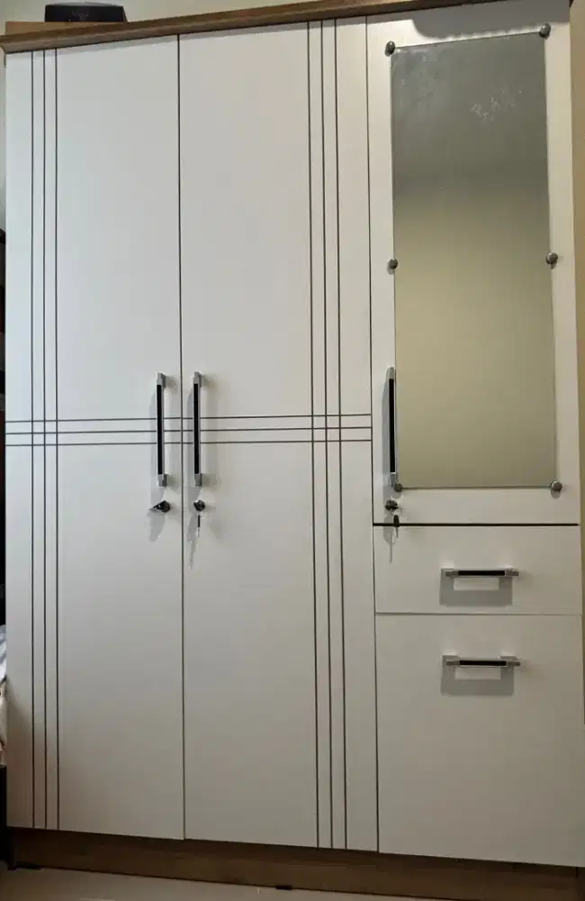 Lemari Pakaian 3 Pintu