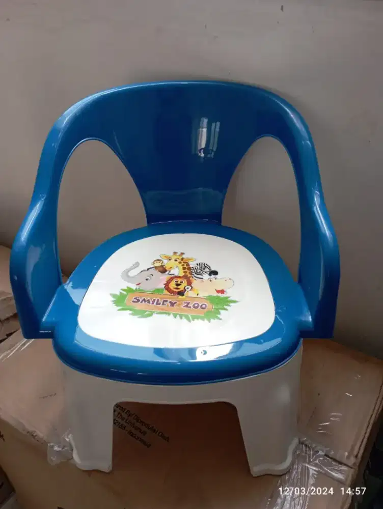 Kursi anak2 bahan plastik