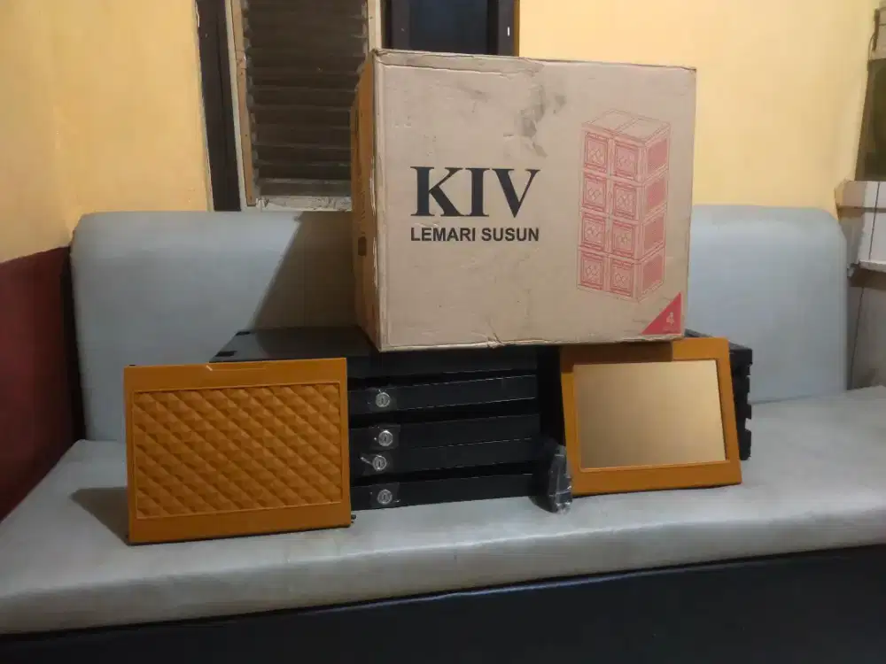 Lemari PLASTIK 4 susun kunci + kaca