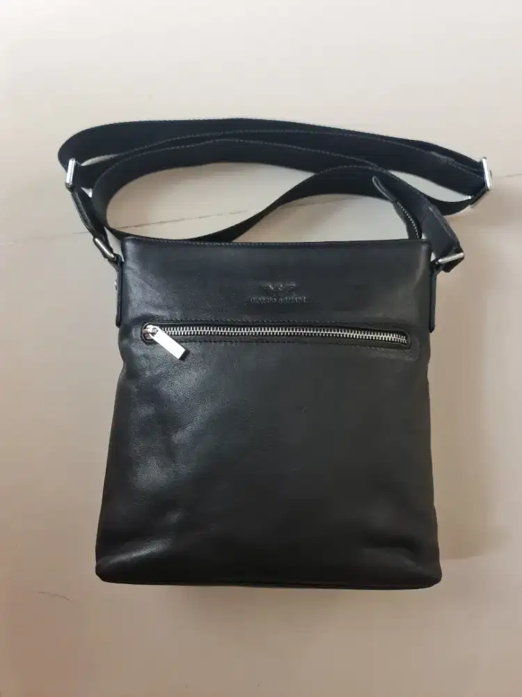 107. Tas SlingBag Pria Giorgio Armani Black

Mantan / Bekas / Second