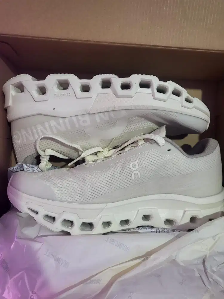 Sepatu On Cloud Monster 2 x Invincible