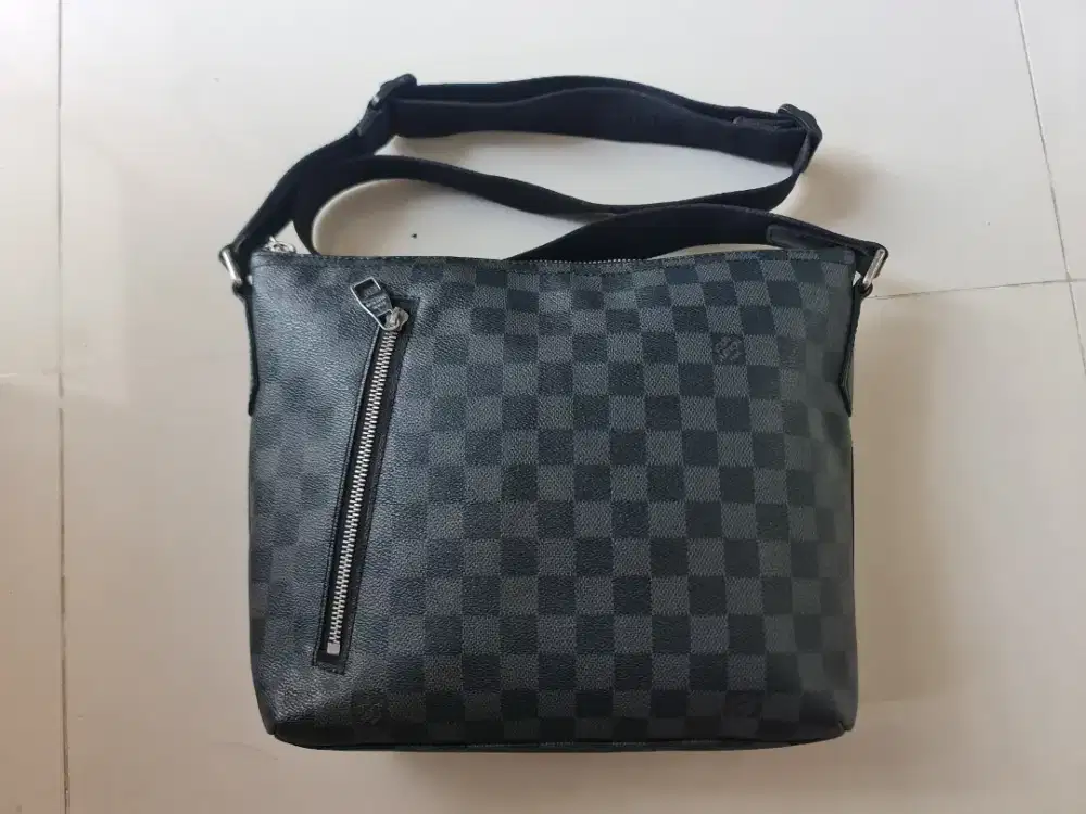 108. Tas SlingBag Landscape Pria Louis Vuitton Dak Grey

Mantan Second