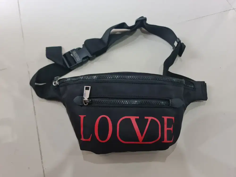 105. Tas WaistBag Pria Valentino Garavani Black Love

Mantan / Second