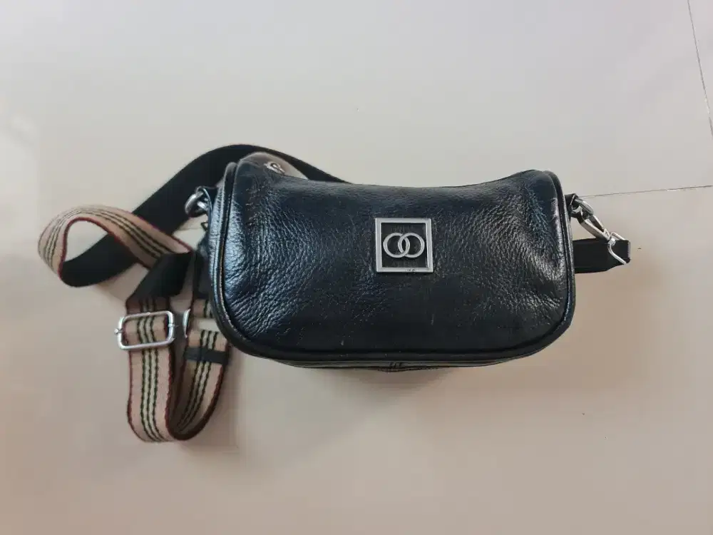 103. Tas SlingBag Pria Wanita Zhuo Xuan Black Leather

Mantan / Second