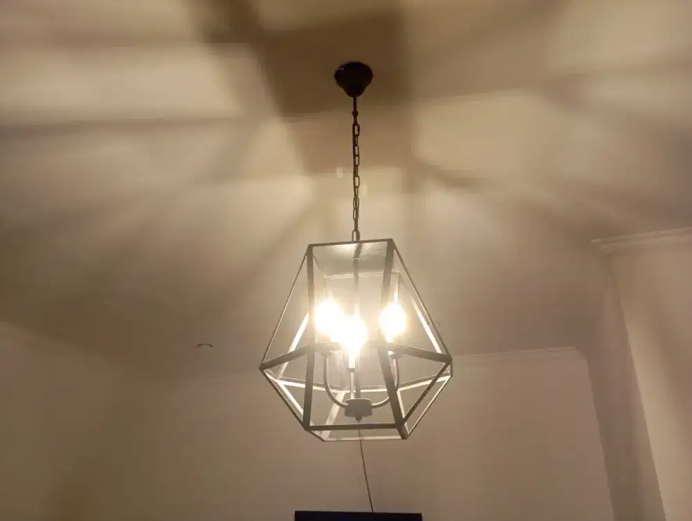 LAMPU GANTUNG DENGAN 3 LAMPU