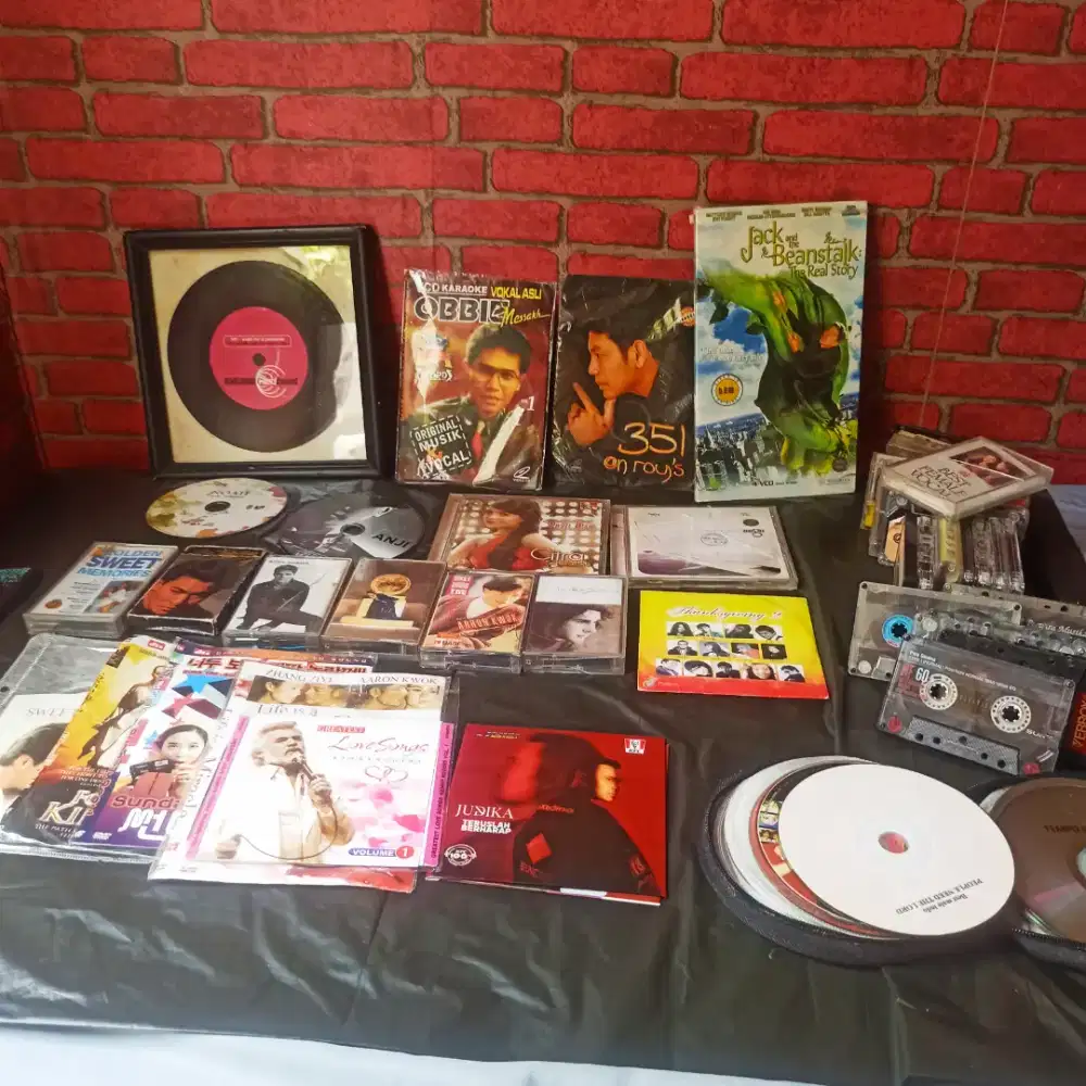 Dijual sepaket kaset cd