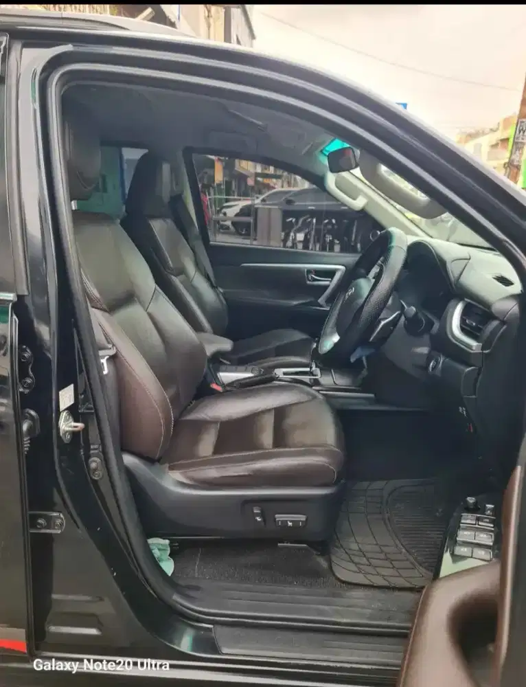 Membutuhkan Tenaga Pemasangan Jok Mobil