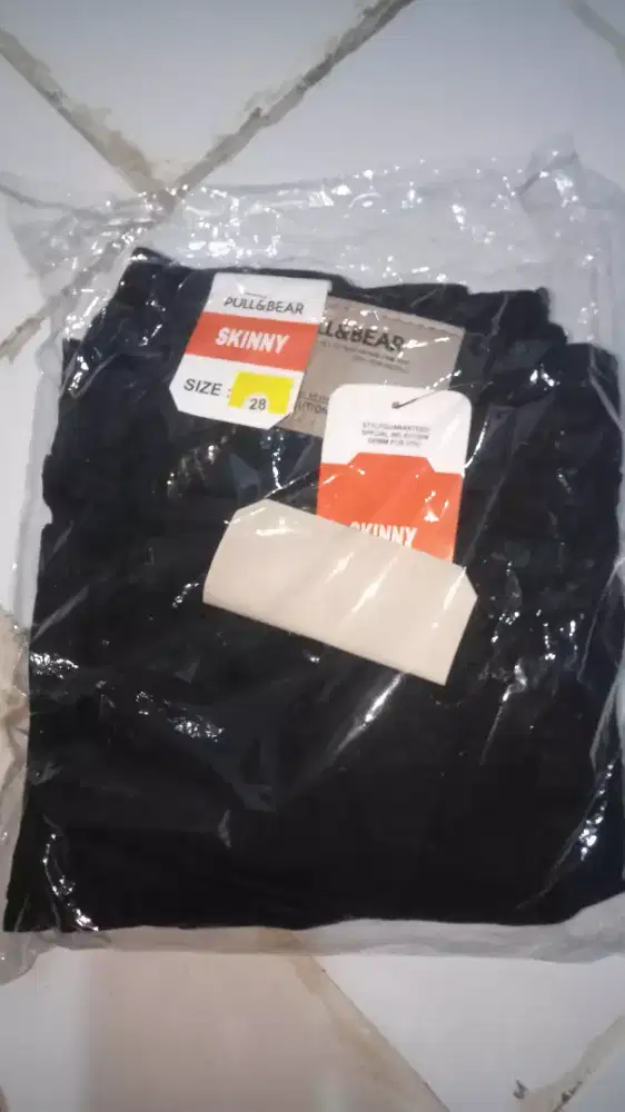 Celana laki laki Slimfit warna Hitam