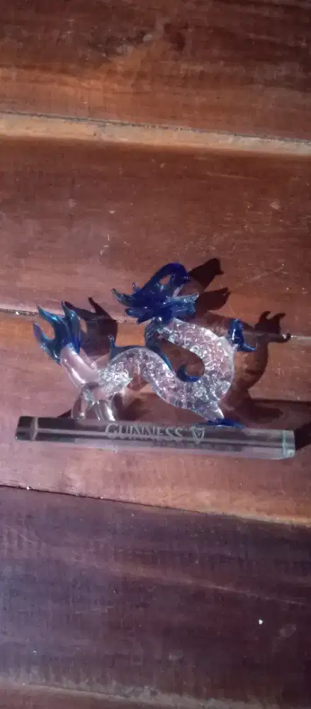 Patung naga kaca