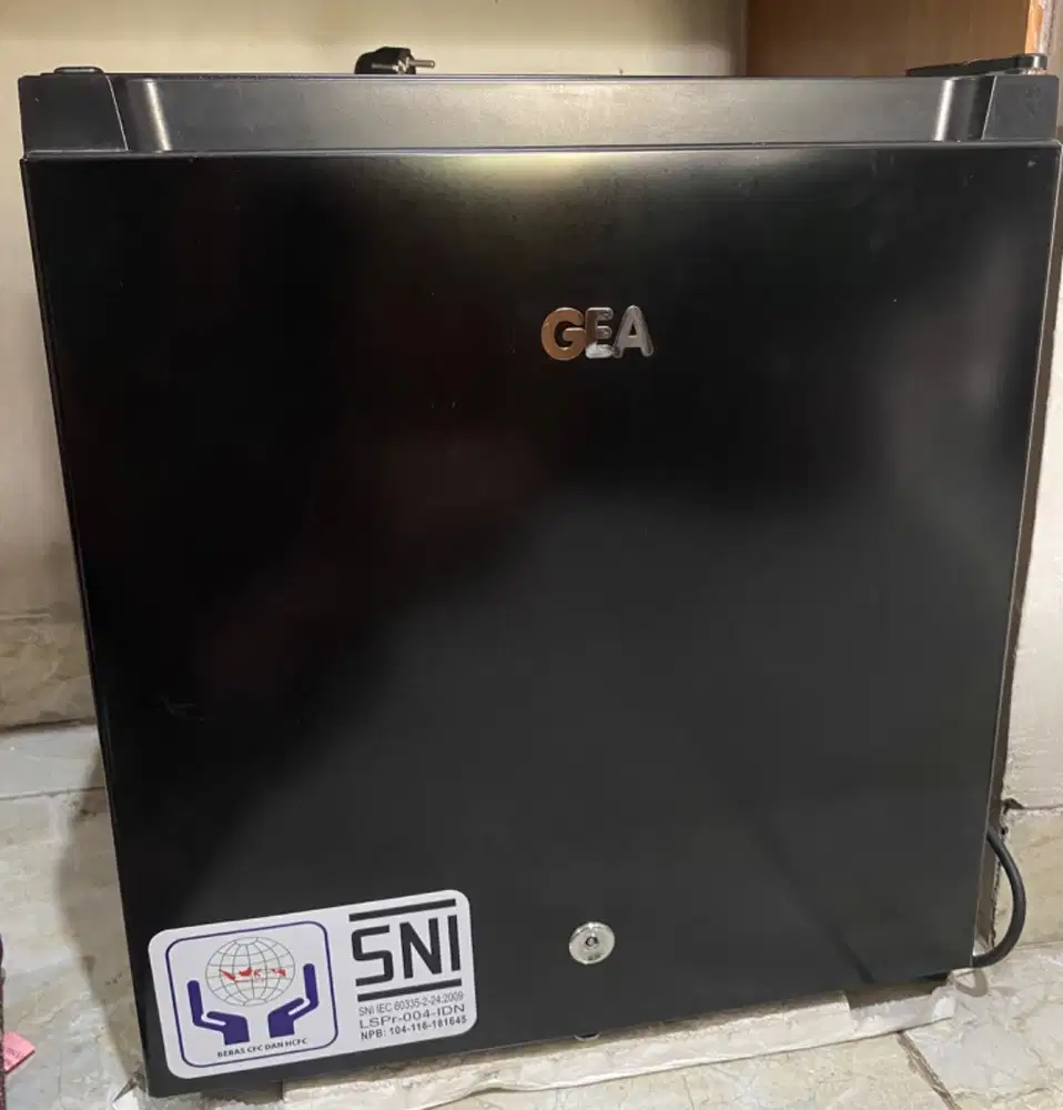 Kulkas Mini Gea RS-06DR Hitam