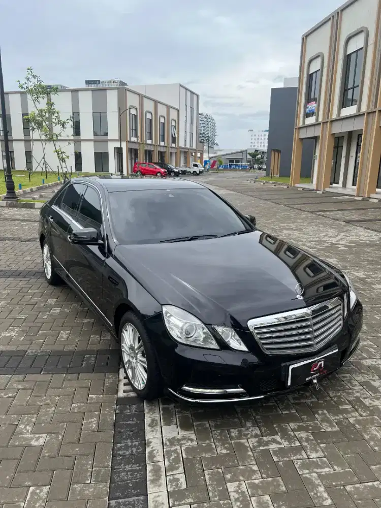 MERCEDES BENZ E300 3.0 ELEGANCE 2011 HITAM METALIK LOW ODO KM ANTIK
