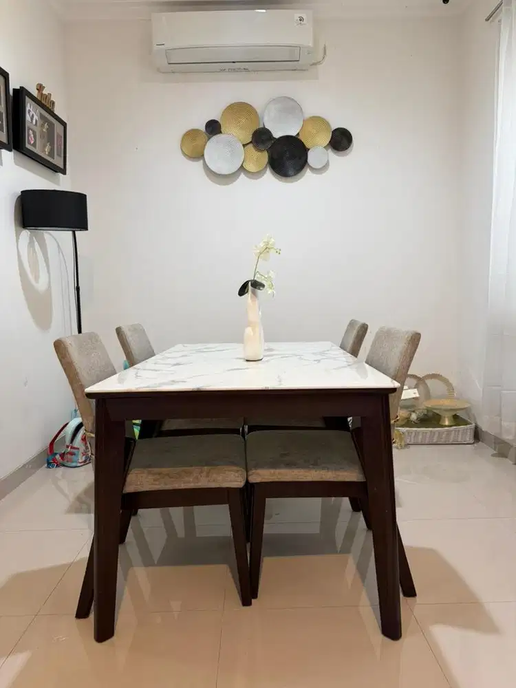 Meja makan + 4 Seater