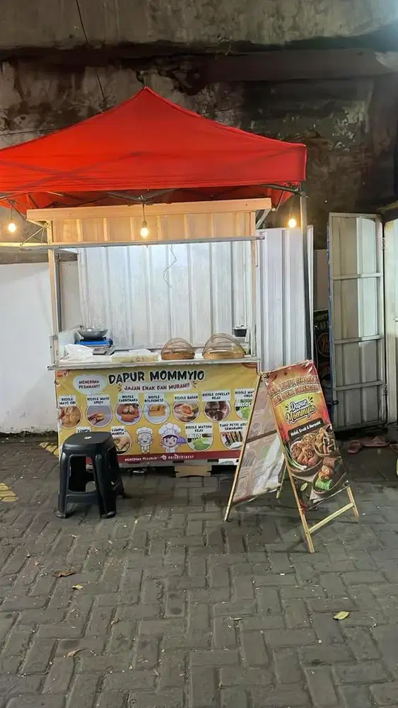 Penjaga stand Risol dan Lumpia