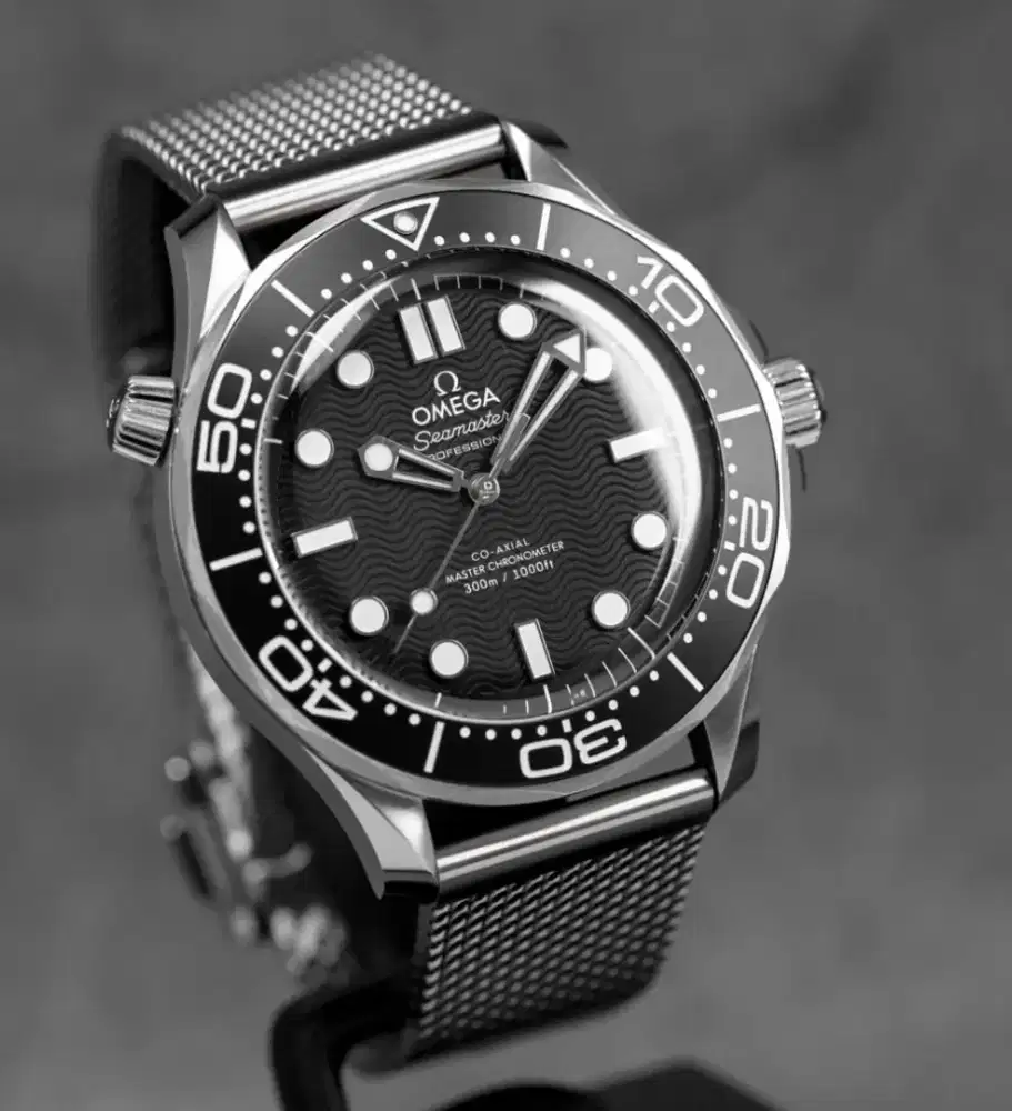 Jam Tangan Omega Seamaster Diver 300M, 42 mm, series James Bond