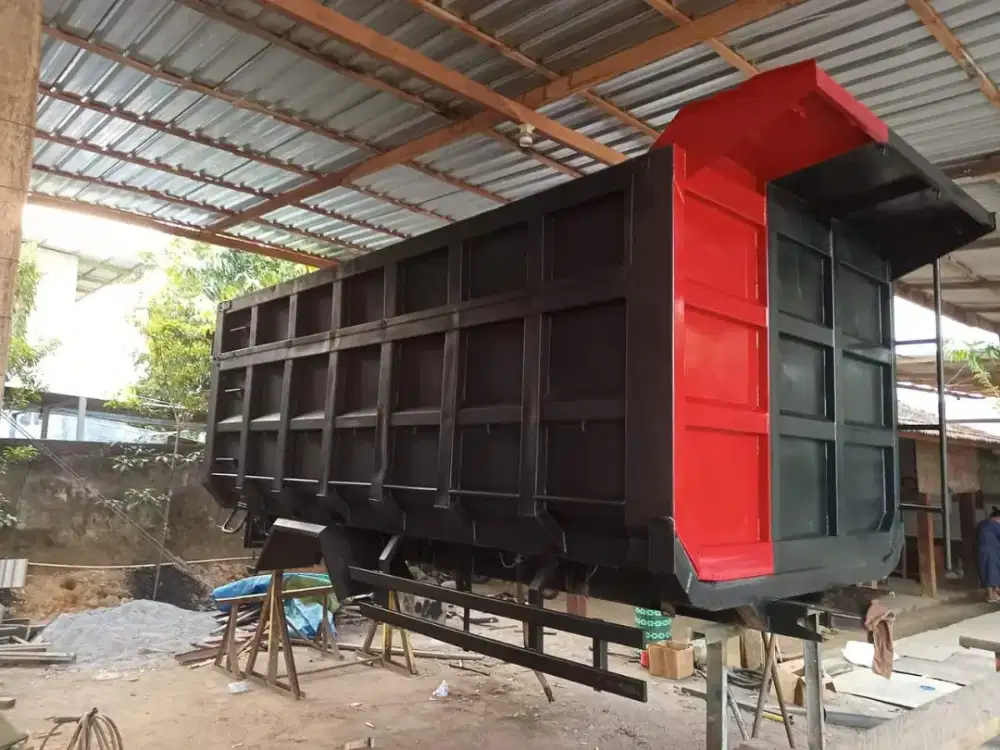 Bak dump truk copotan