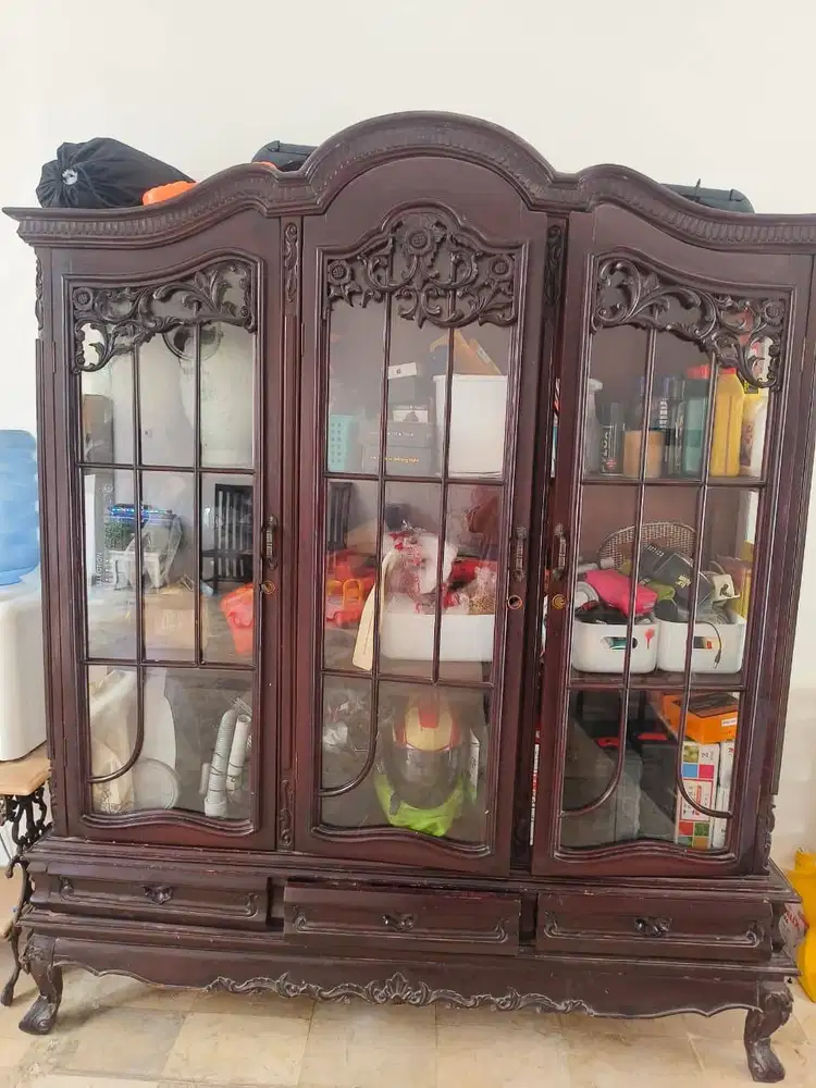 Lemari pajangan jati ukir 4 pintu