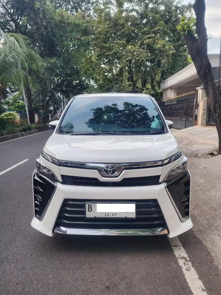 Toyota Voxy 2.0 AT 2019 Putih Nopol Genap