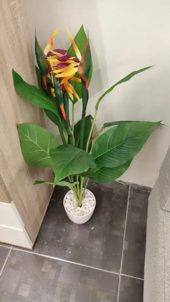 BUNGA ARTIFICIAL DENGAN VAS