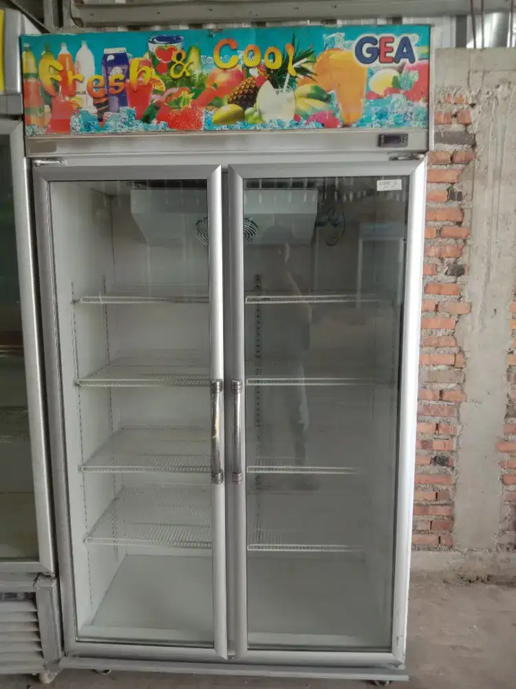 Showcase 2 pintu GEA