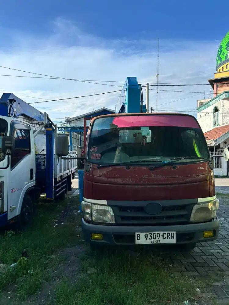 JUAL Truck Crane 3 Ton 5 section Tahun 2012  SIAP KERJA jawa timur