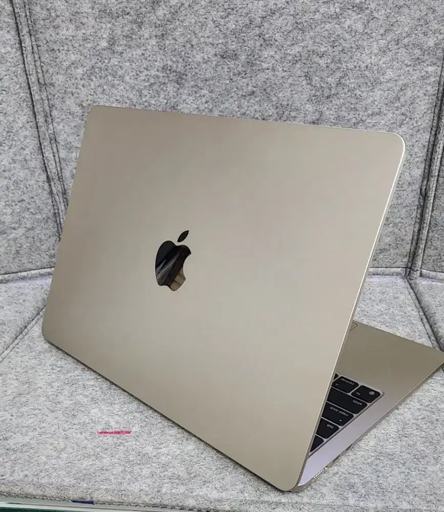 MacBook Air M2 16/256 
Warna starlight ex ibox