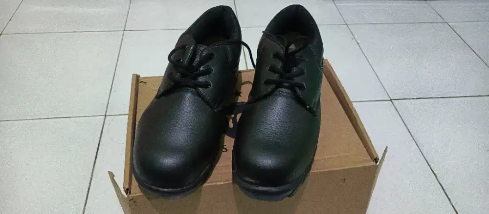 Sepatu safety untuk bekerja