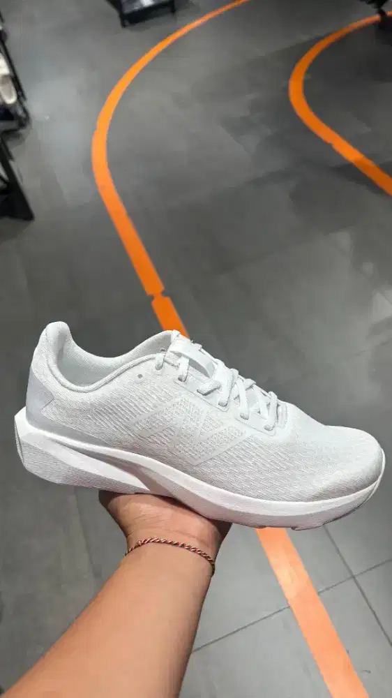 size 42½ Sepatu NEWBALANCE original putih