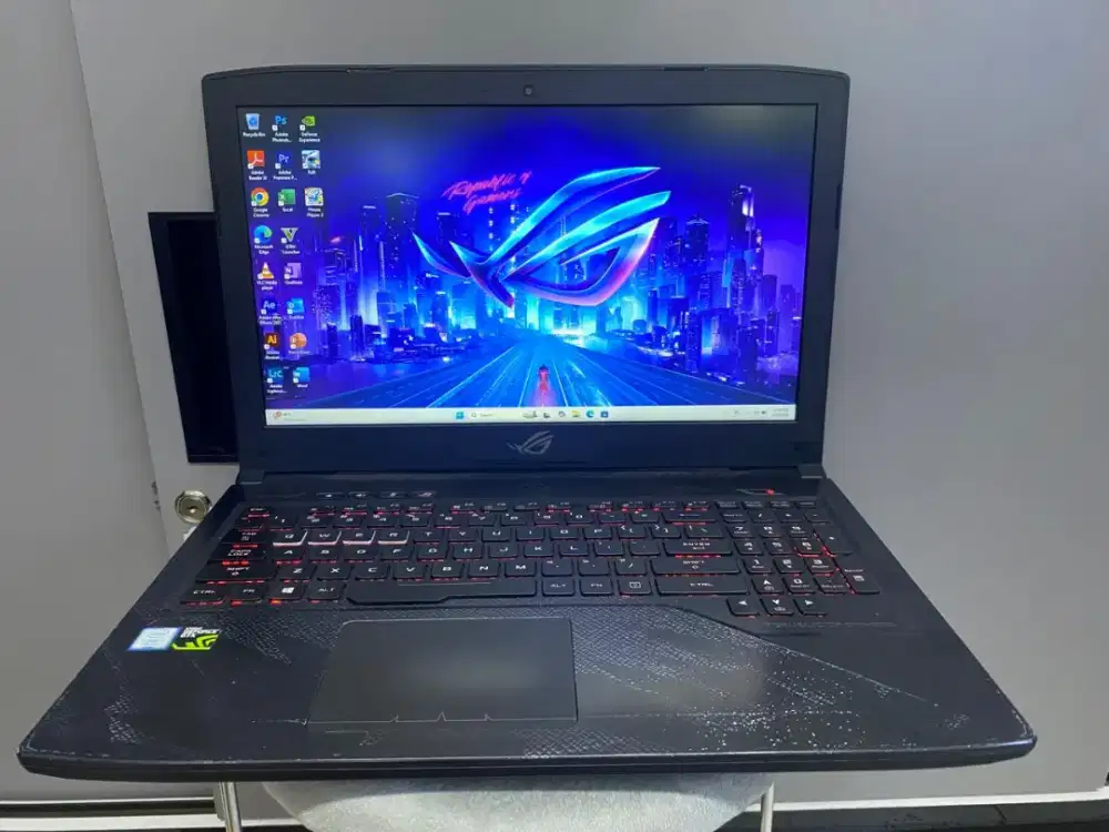 Asus Rog Strix Gl 503V
Core i7 7700H
Ram 16gb 
SSD 512Gb
GTX 1050 4Gb