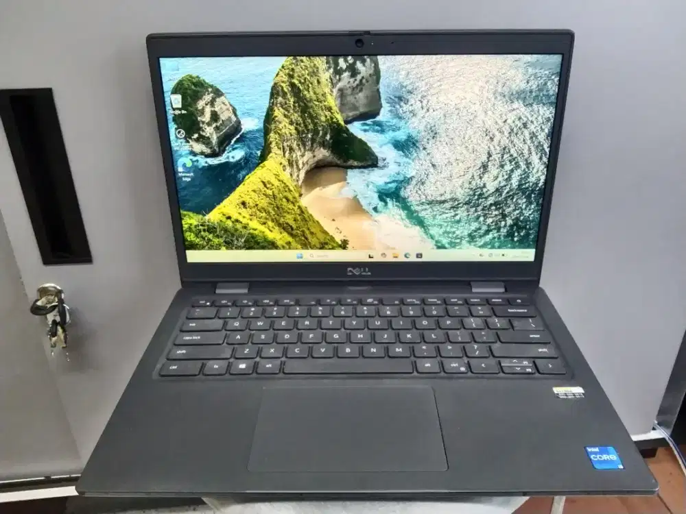 Dell latitude 3420
Core i5 1145G7
Ram 8Gb 
SSD 256Gb
14 
Win 11