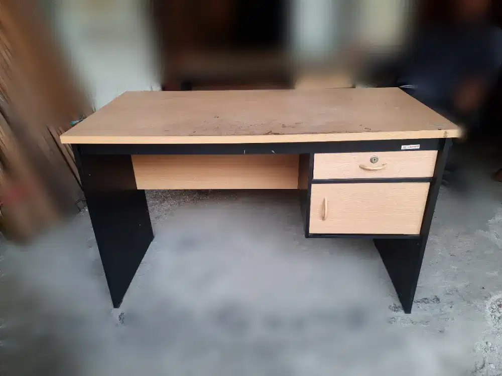 Meja kantor partikel