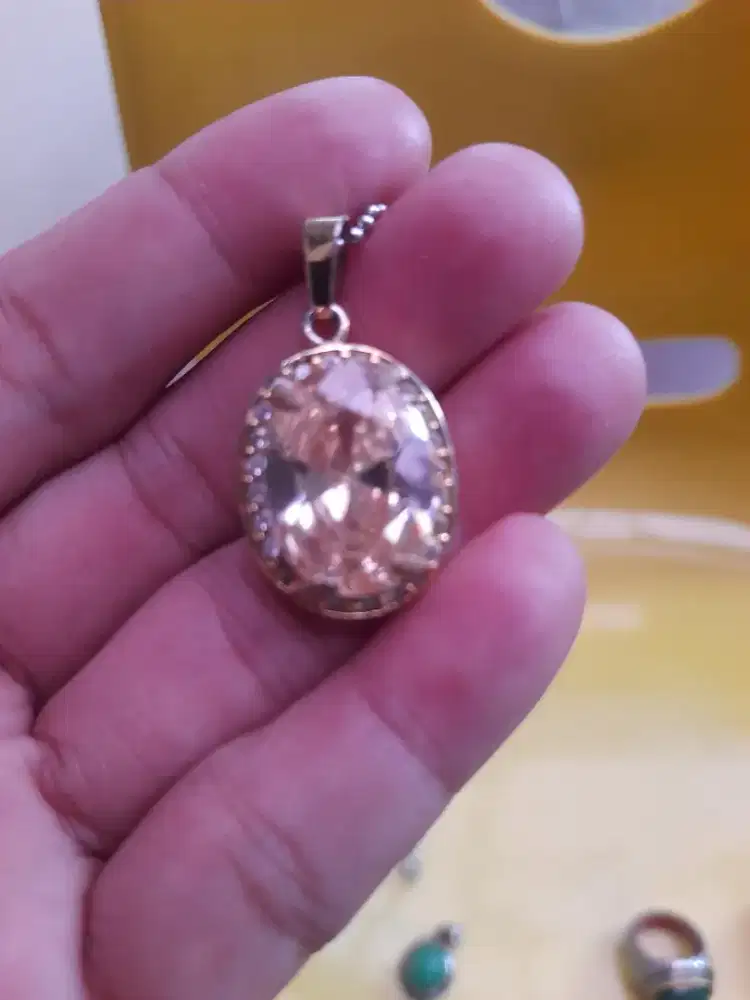 Borongan koleksi batu kristal