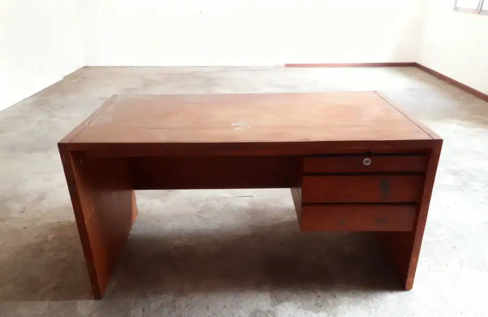 Meja kantor jati 3 laci