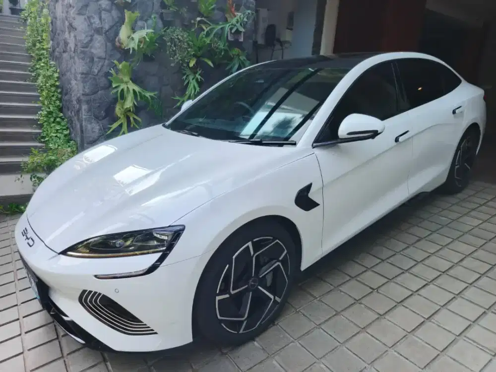 BYD Seal Premium Putih