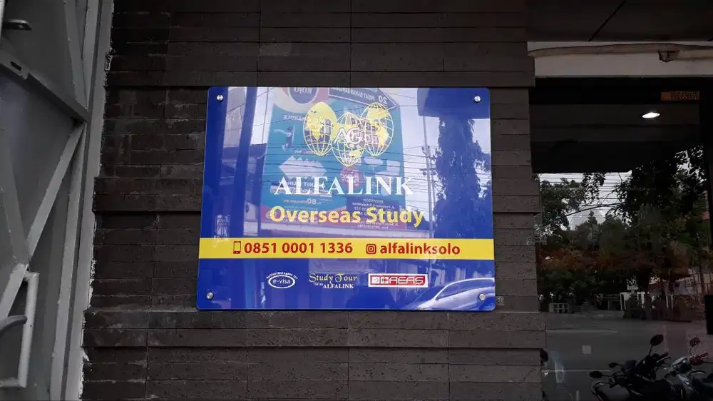 Akrilik neonbox papan reklame huruf timbul stiker wallpaper soloraya