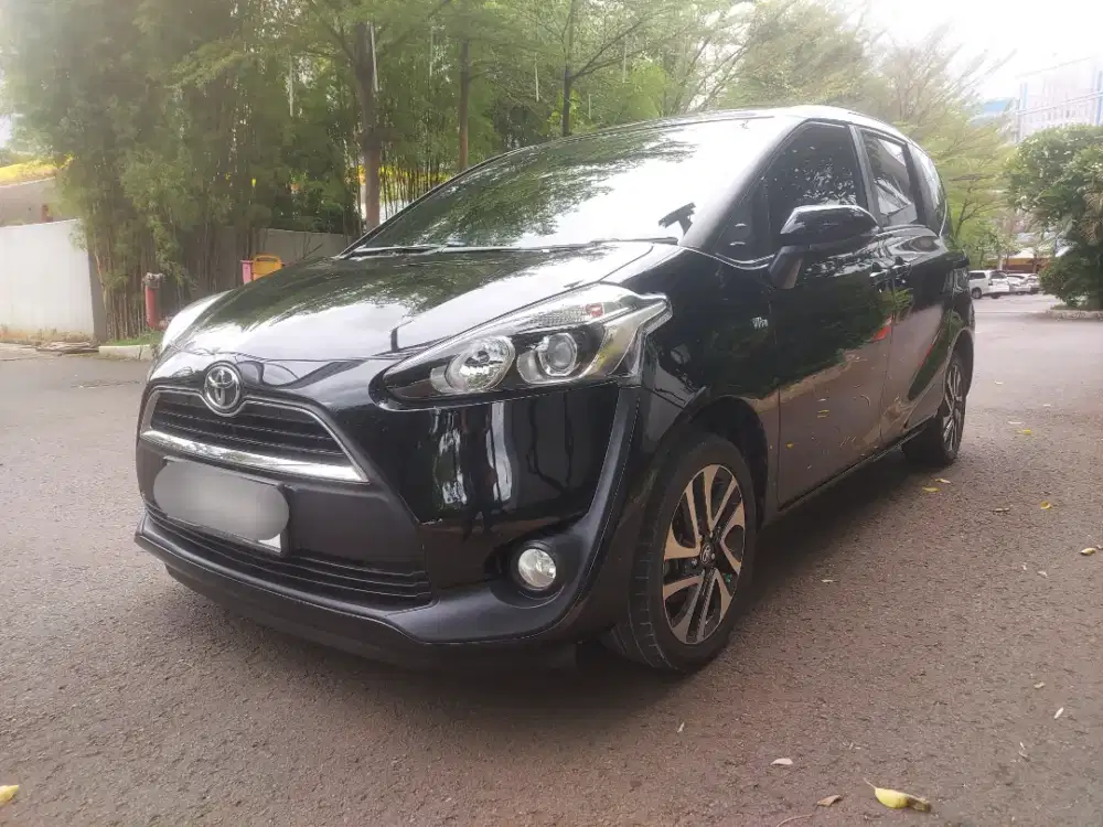 Low KM_ Toyota Sienta 1.5 V AT 2017 / 2018 Hitam