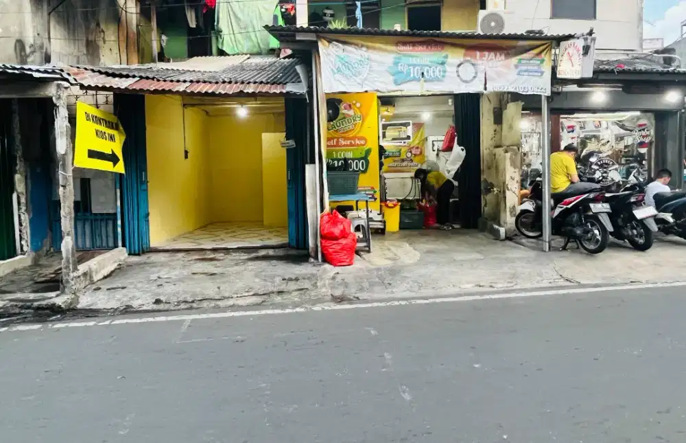 Di kontrakan kios lokasi strategis padat penduduk pinggir jalan besar