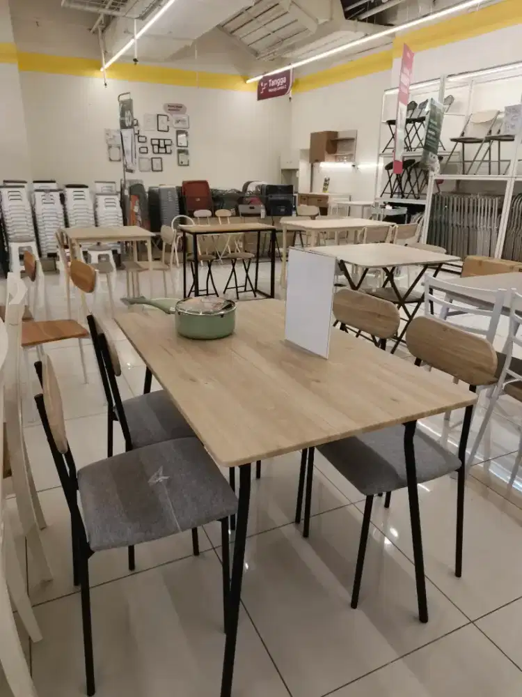 Meja makan minimalis